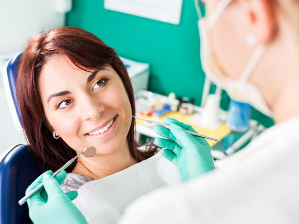 Paciente sonriente en consulta dental