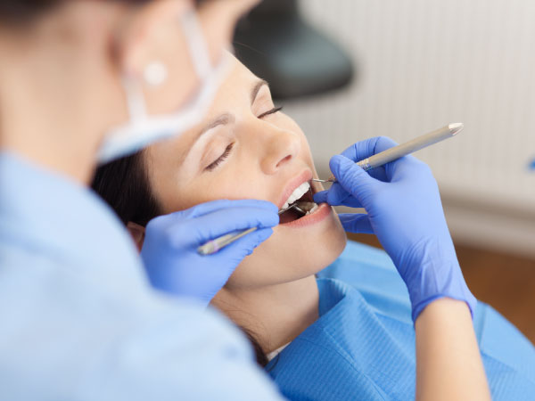 Dentista revisando dientes de paciente